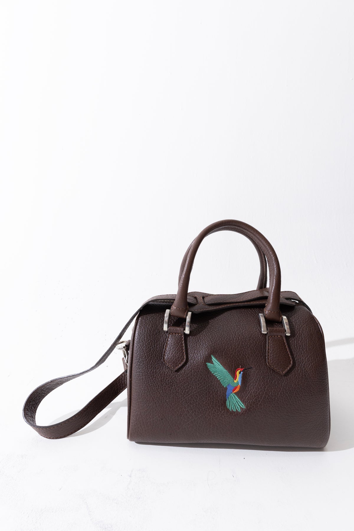 Kinti - Cartera bordada Landa Brands